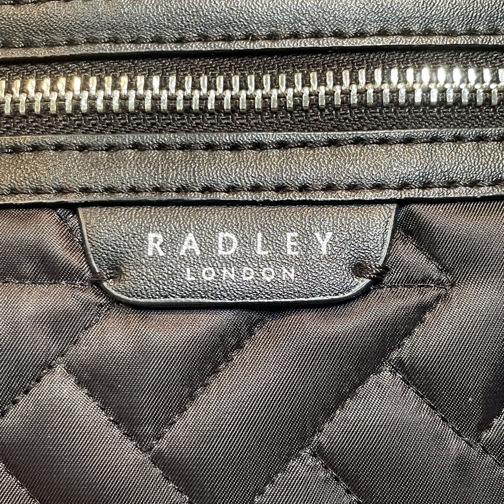Radley London Finsbury Park Quilt small zip top crossbody in black - Picture 2 of 12